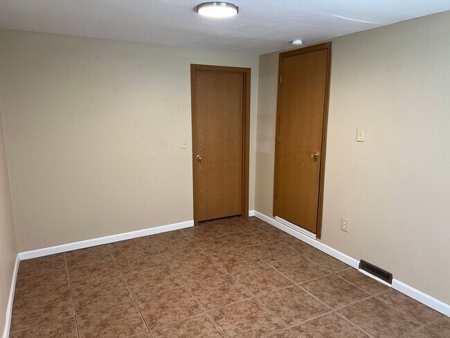 Building Photo - 4 Bedrooms! 2 Baths! $1350!