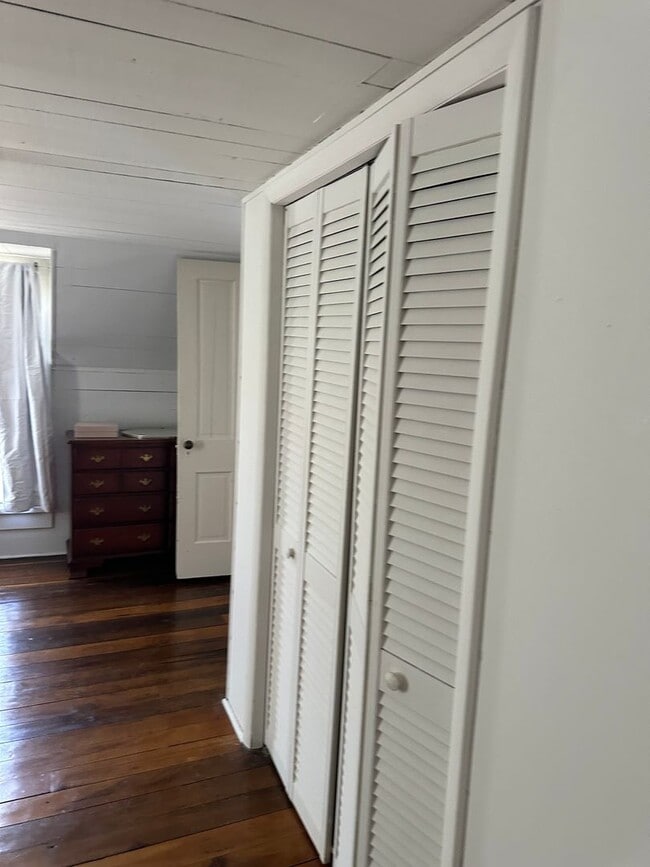 Building Photo - 4 Bedroom, 2 Bath farm house out in the Co...