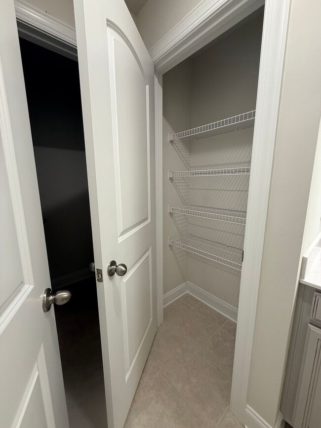 Building Photo - Three Bedroom Townhome Close to Columbia S...