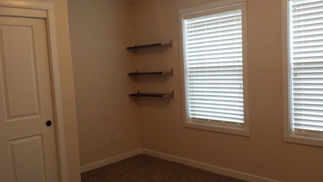 Building Photo - Spacious & Beautiful Home in Great Locatio...