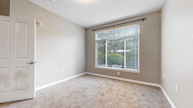 Building Photo - Remodeled 2 BR/2 BA Unit near Edora Park/Epic and Spring Creek Trail