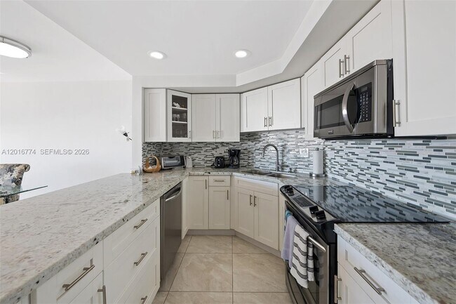 Building Photo - 3111 N Ocean Dr