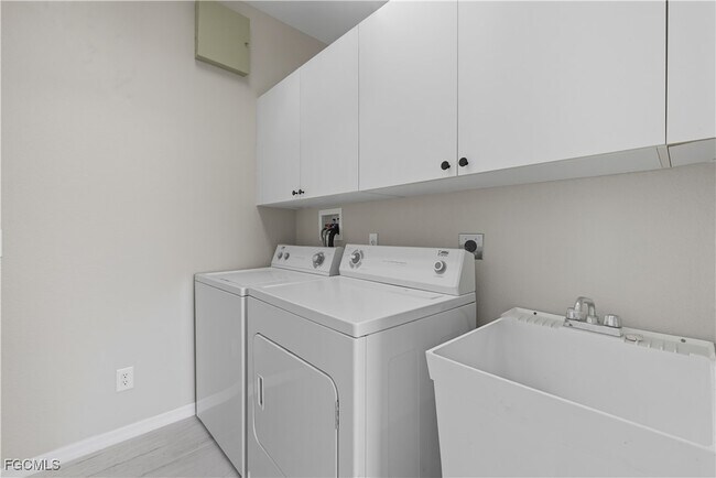 Building Photo - 15560 Laguna Hills Dr