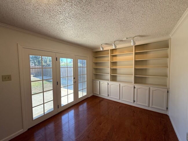 Building Photo - 4-bedroom single story in East Modesto!