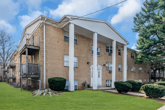 Building Photo - Chilton Manor