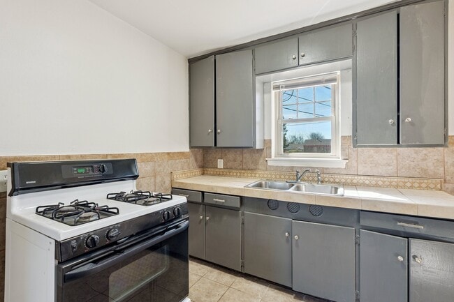 Building Photo - 1412 NE 38th St