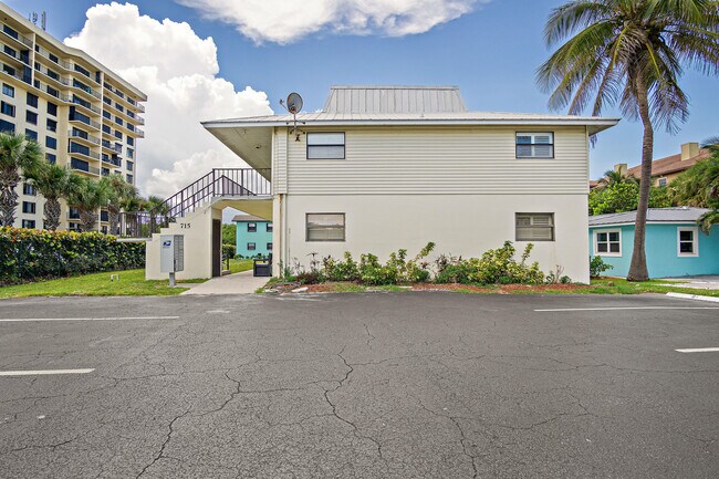 Building Photo - 715 S Ocean Dr