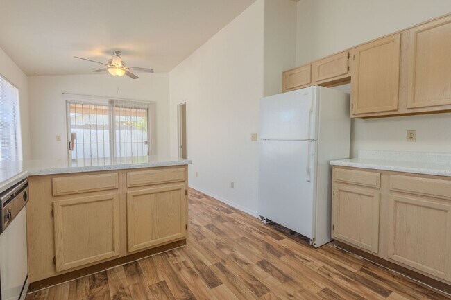 Building Photo - 3 Bedroom, 2 Bath