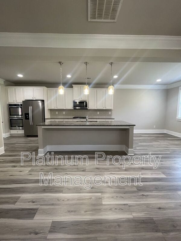 Building Photo - 5180 Mirror Lake Dr