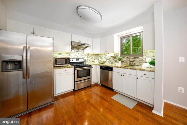 Building Photo - 1025 Commanders Way N