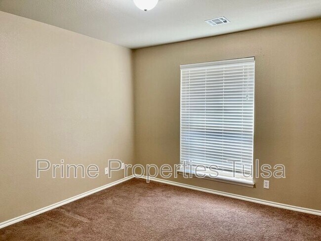 Building Photo - 108 E Granger St