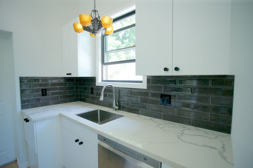 Building Photo - 2119 Hyperion Ave