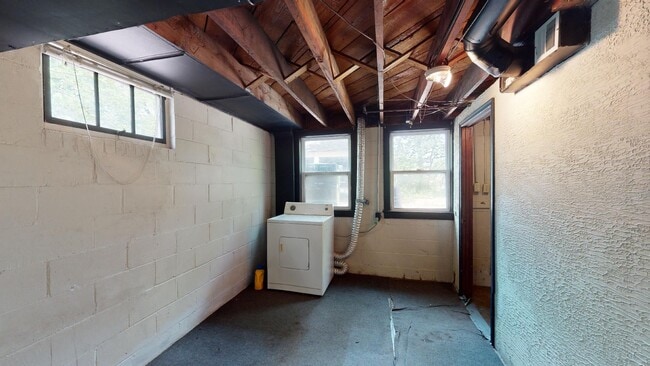 Building Photo - Great Location - Available August 1st