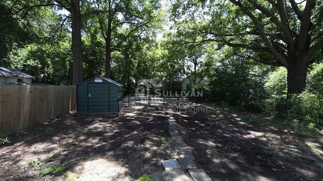 Building Photo - 102 E Edgewood Dr