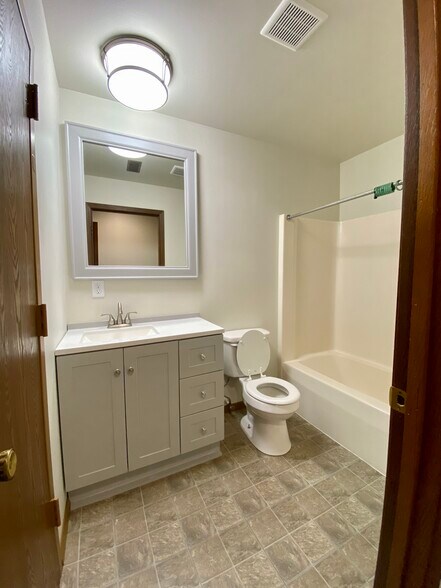 Building Photo - 425 King Olav Ln