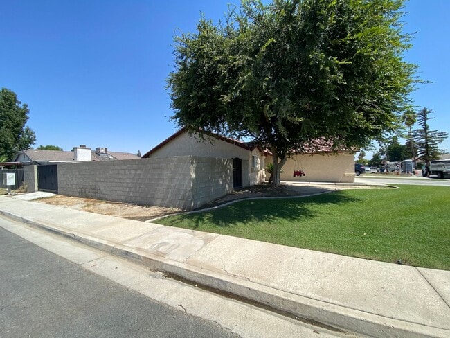 Building Photo - Newley Remodeled 3 BD 2 BA house on corner...