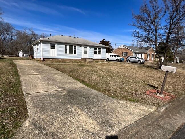 Building Photo - 3 BR Ranch with spacious yard in Greensboro!