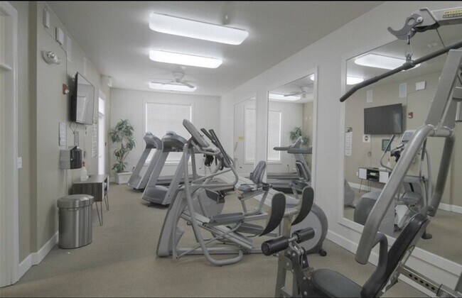 Building Photo - 2B, 2BA Top-Floor condo in South Renton wi...