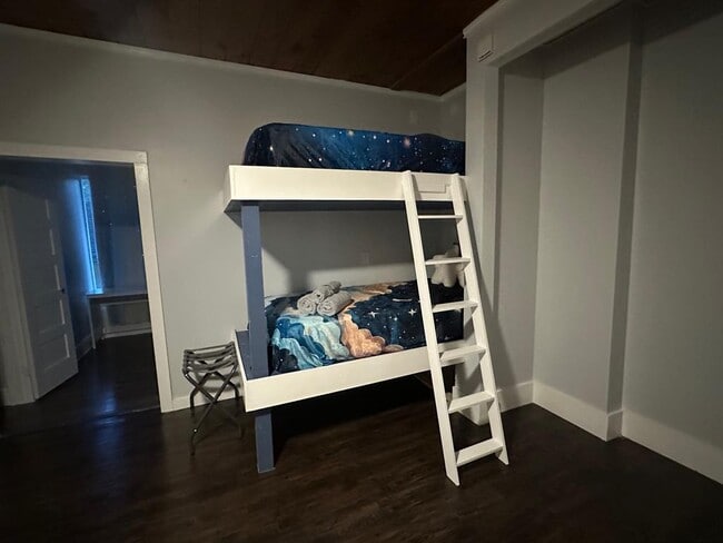 Building Photo - 3210 Hampton Rd