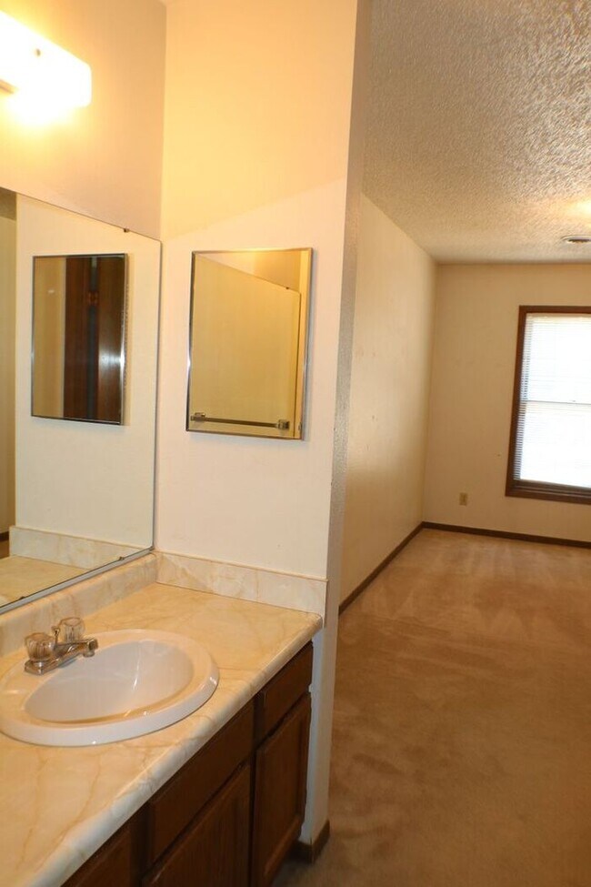 Building Photo - $1,195 | 2 Bedroom, 2 Bathroom Apartment |...