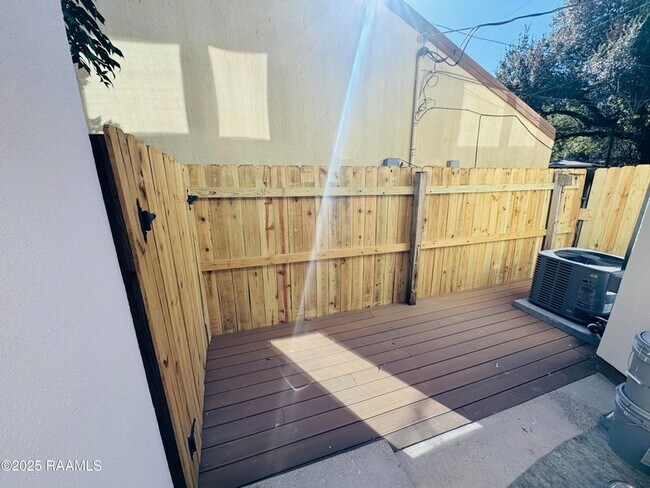 Building Photo - 113 Bayou St