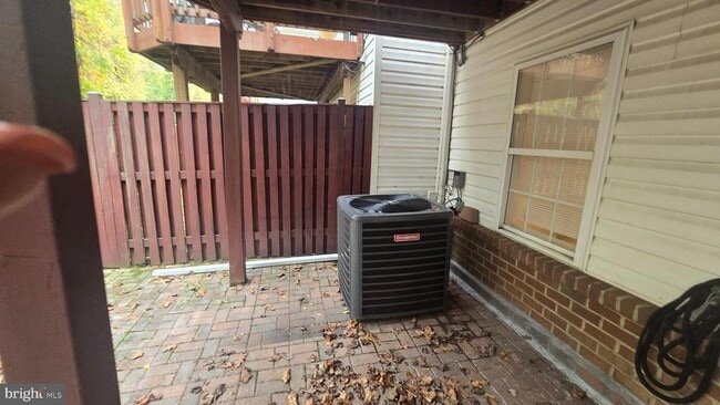 Building Photo - 10004 Tallahassee Pl