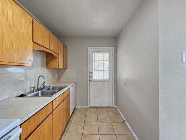 Building Photo - 4601 Hudson Dr