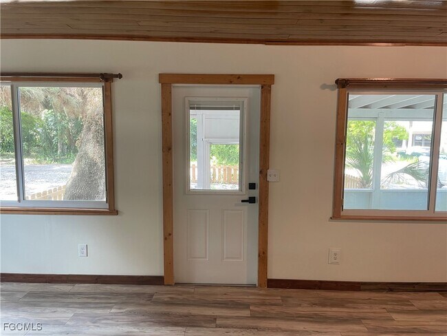 Building Photo - 784 Oak St