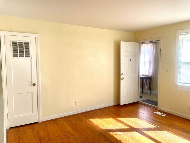 Building Photo - Sunny and Charming Beach Apartment For Rent!