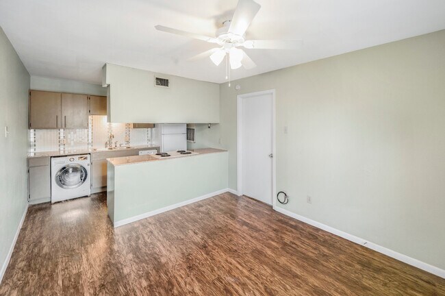 Building Photo - Daughtery Place 1 Bedroom Upstairs Condominium