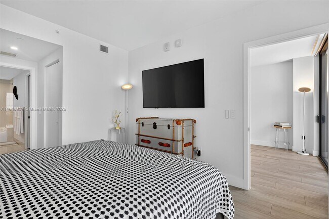 Building Photo - 121 NE 34th St