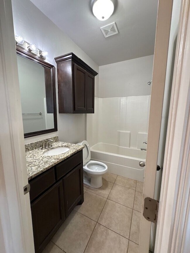 Building Photo - 3br 2ba duplex with 2 car garage!