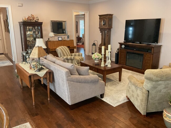 Building Photo - 4BR!! RARE opportunity to RENT at The Stab...