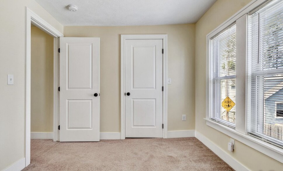 Building Photo - 904 Zeeland Ct NE