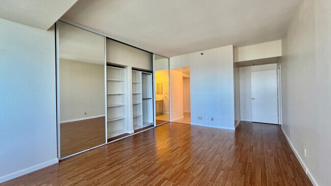 Building Photo - High Rise Living at its Best in Emeryville...