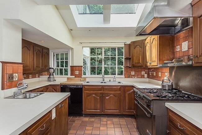 Building Photo - 244 Clifton St