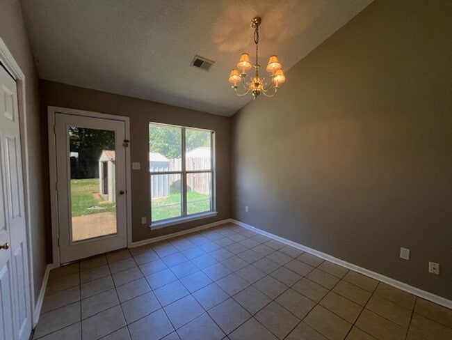 Building Photo - Renovated 2 Bedroom 2 Bath Home for Rent!