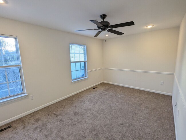 Building Photo - Well maintained townhouse in Robin Meadows Community with updated features available now!