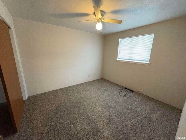 Building Photo - 760 E Shore Dr