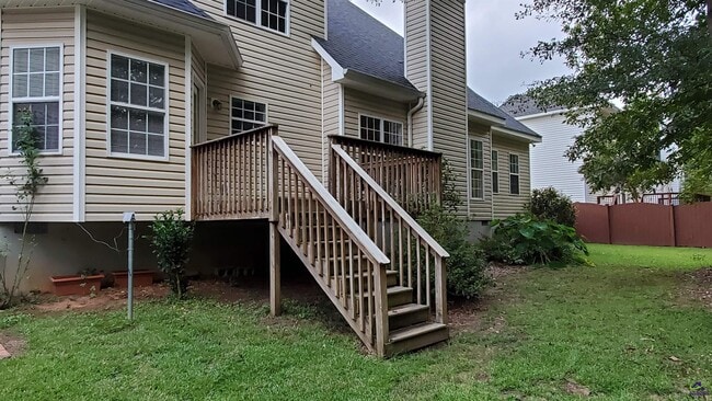 Building Photo - 526 Edgefield Way
