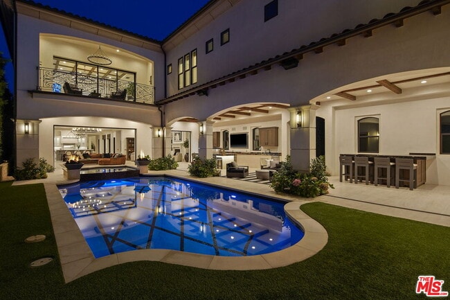 Building Photo - 20101 SW Cypress St