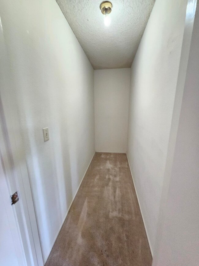 Building Photo - 5025 Valley Crest Dr
