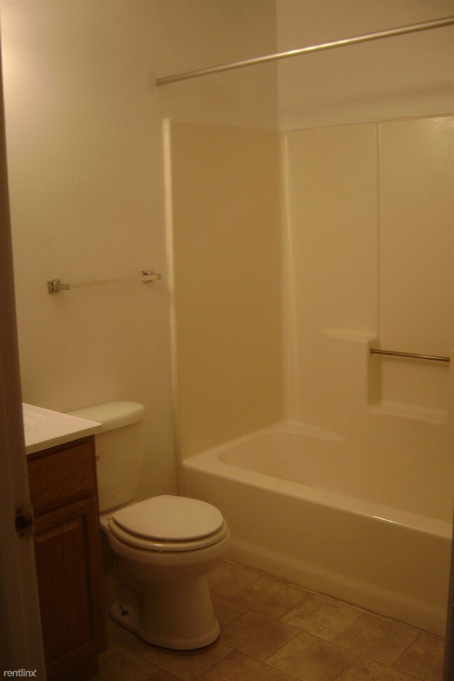Building Photo - 1 br, 1 bath Apartment - Lake Wind Apartments