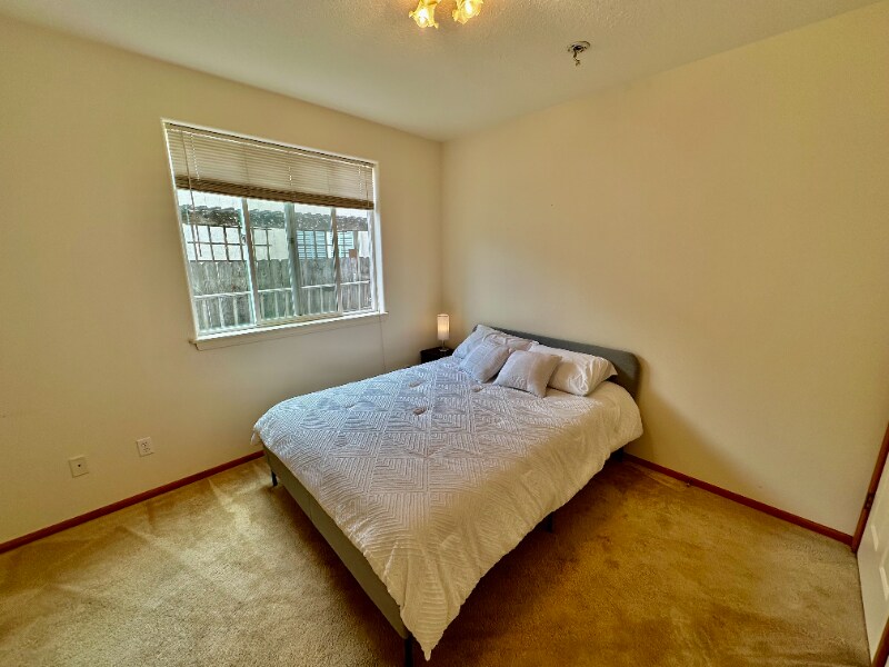 Building Photo - 1327 Manzana St