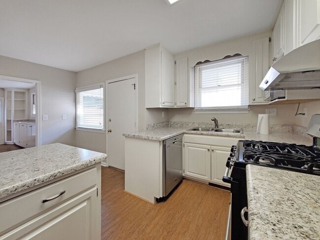 Building Photo - 5 Bedroom 3.5 Bath Brick home in Downtown Greenville !!!!