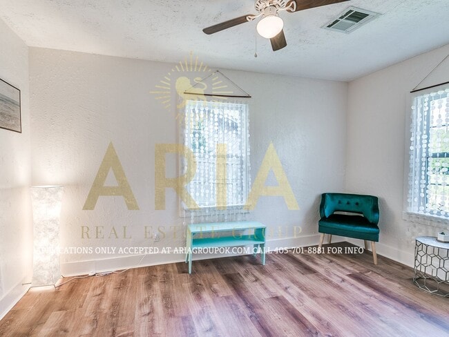 Building Photo - Adorable Remodeled 1 Bed/1 Bath Cottage! C...