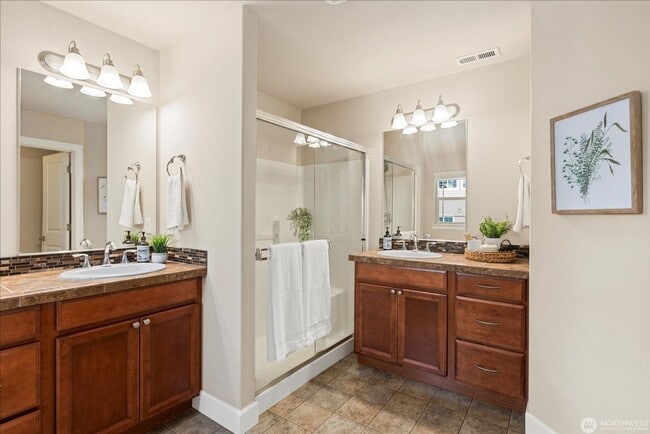 Building Photo - New! 3BD/2.5BTH Modern Townhouse in Greekb...