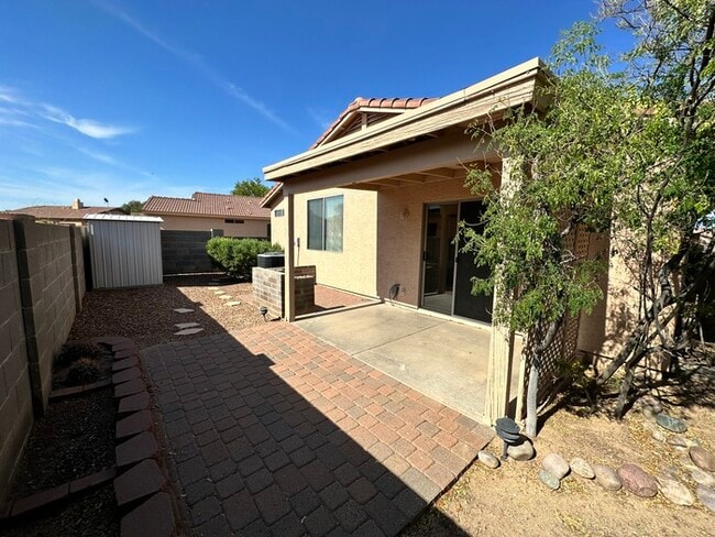 Building Photo - Charming Home