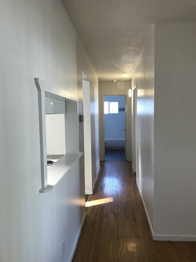 Building Photo - 1059 La Mesa Dr