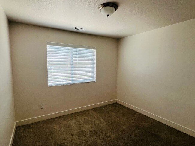 Building Photo - Beautiful new construction town home with ...